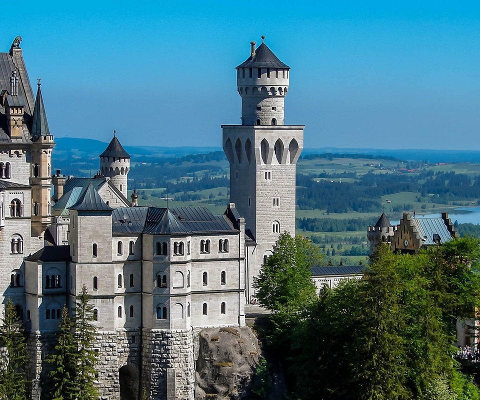Обои панорама, замок, стены, башни, германия, нойшванштайн, panorama, castle, wall, tower, germany, neuschwanstein разрешение 2048x1280 Загрузить