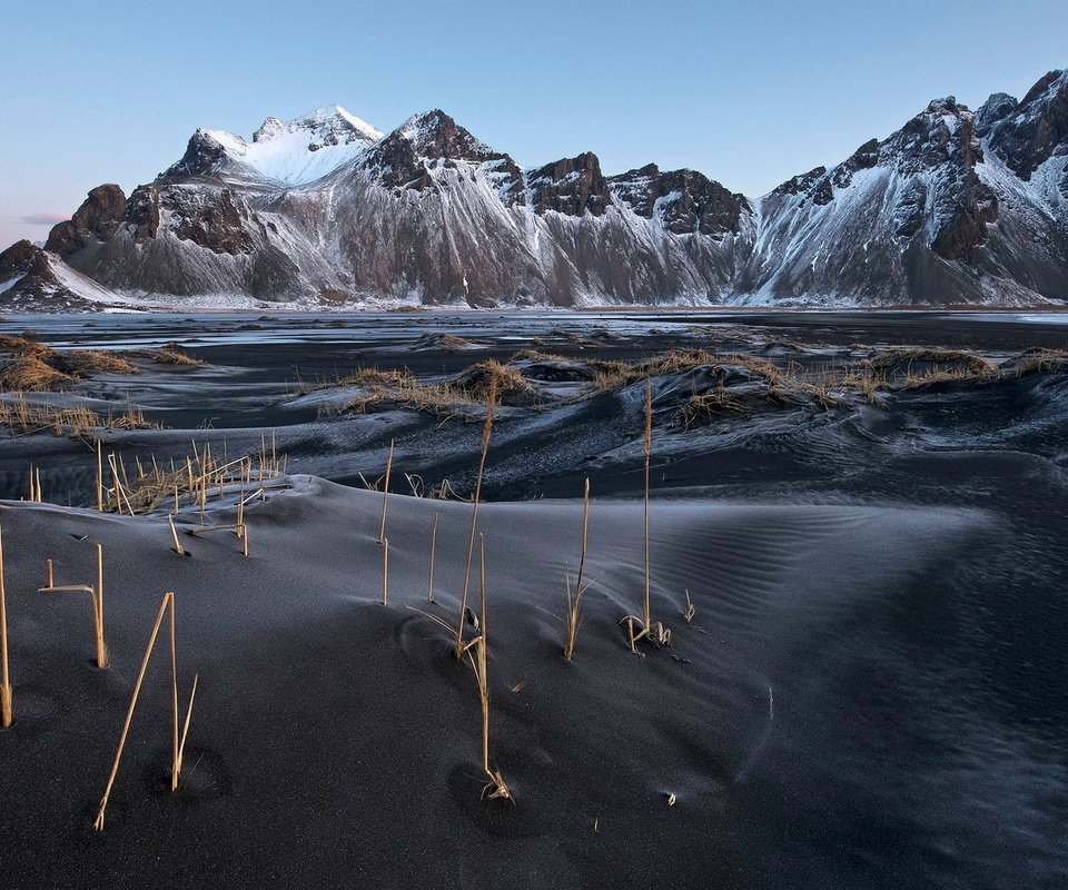 Обои горы, песок, исландия, vestrahorn, чёрный песок, вестрахорн, mountains, sand, iceland, black sand, westerhorn разрешение 1920x1080 Загрузить