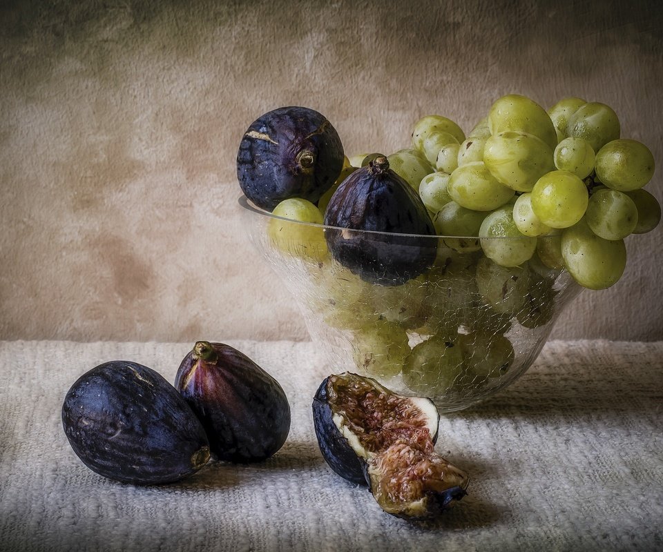 Обои виноград, фрукты, ваза, натюрморт, инжир, grapes, fruit, vase, still life, figs разрешение 2560x1600 Загрузить
