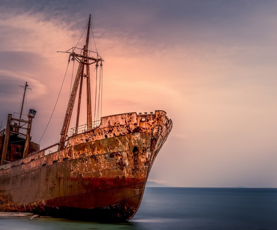 Обои небо, берег, закат, море, корабль, заброшеный, the sky, shore, sunset, sea, ship, abandoned разрешение 2560x1526 Загрузить