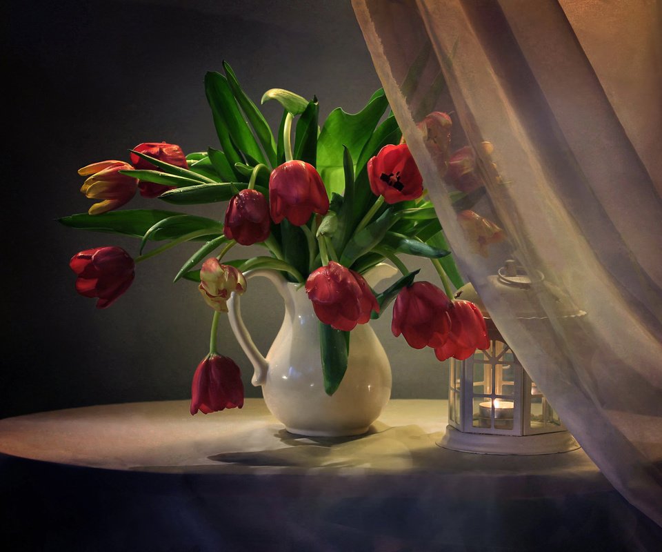 Обои занавеска, цветы, фонарь, ткань, тюльпаны, свеча, кувшин, столик, натюрморт, curtain, flowers, lantern, fabric, tulips, candle, pitcher, table, still life разрешение 2552x1941 Загрузить