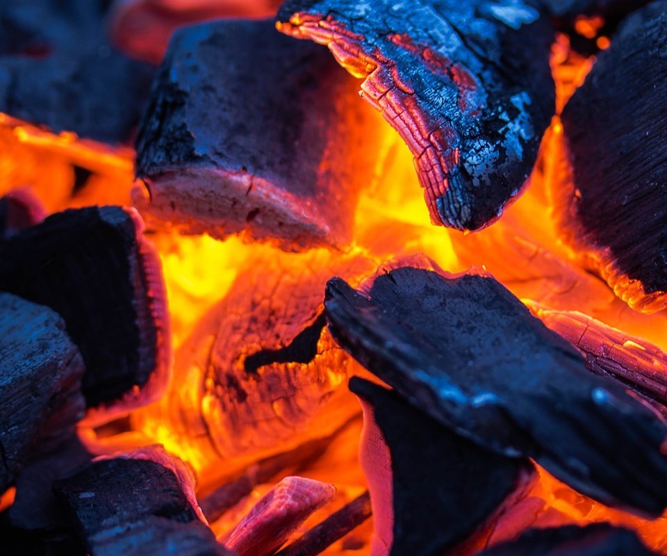 Обои пламя, макро, огонь, угли, костёр, flame, macro, fire, coal, the fire разрешение 3840x2160 Загрузить