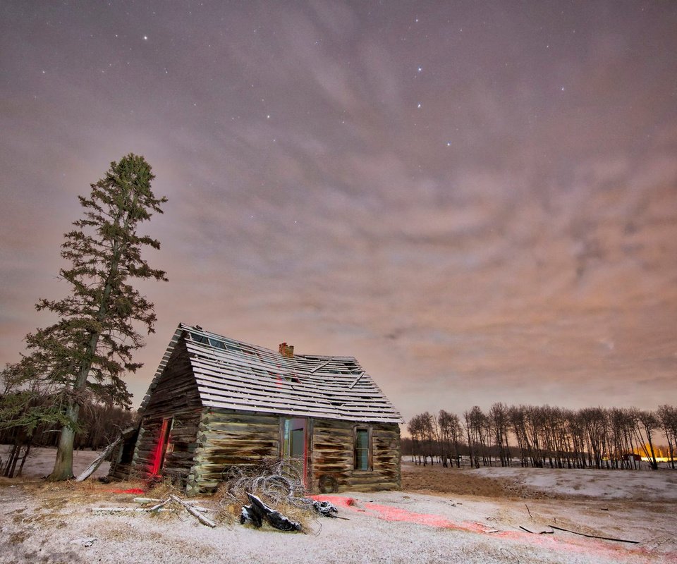 Обои небо, деревья, снег, дерево, зима, звезды, рассвет, хижина, the sky, trees, snow, tree, winter, stars, dawn, hut разрешение 1920x1279 Загрузить