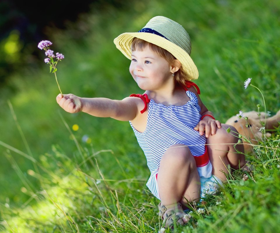 Обои трава, малышка, природа, цветок, лето, девочка, ребенок, шляпка, туника, grass, baby, nature, flower, summer, girl, child, hat, tunic разрешение 2938x1959 Загрузить