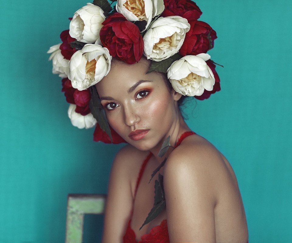 Обои цветы, девушка, портрет, взгляд, волосы, лицо, венок, flowers, girl, portrait, look, hair, face, wreath разрешение 2048x1365 Загрузить