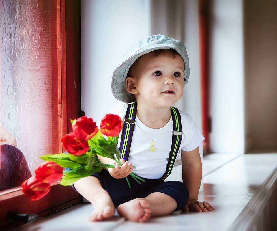 Обои цветы, подоконник, тюльпаны, olga nikulochkina, штанишки, ребенок, окно, мальчик, футболка, кепка, подтяжки, flowers, sill, tulips, pants, child, window, boy, t-shirt, cap, braces разрешение 2048x1365 Загрузить