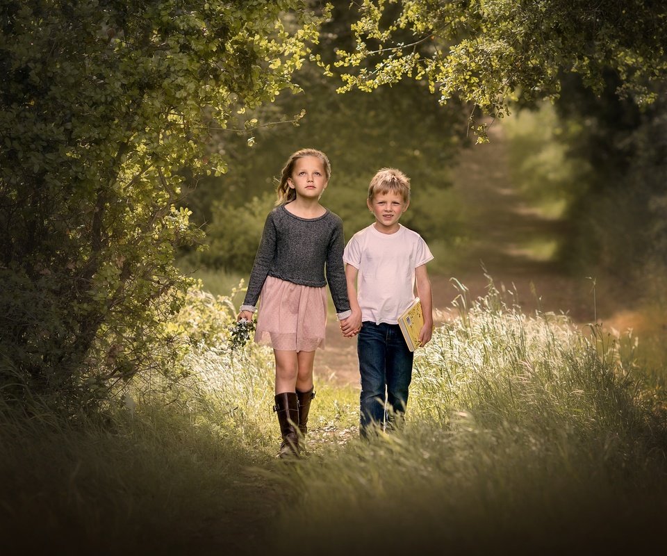 Обои трава, деревья, дети, девочка, тропа, мальчик, edie layland, grass, trees, children, girl, trail, boy разрешение 2048x1638 Загрузить