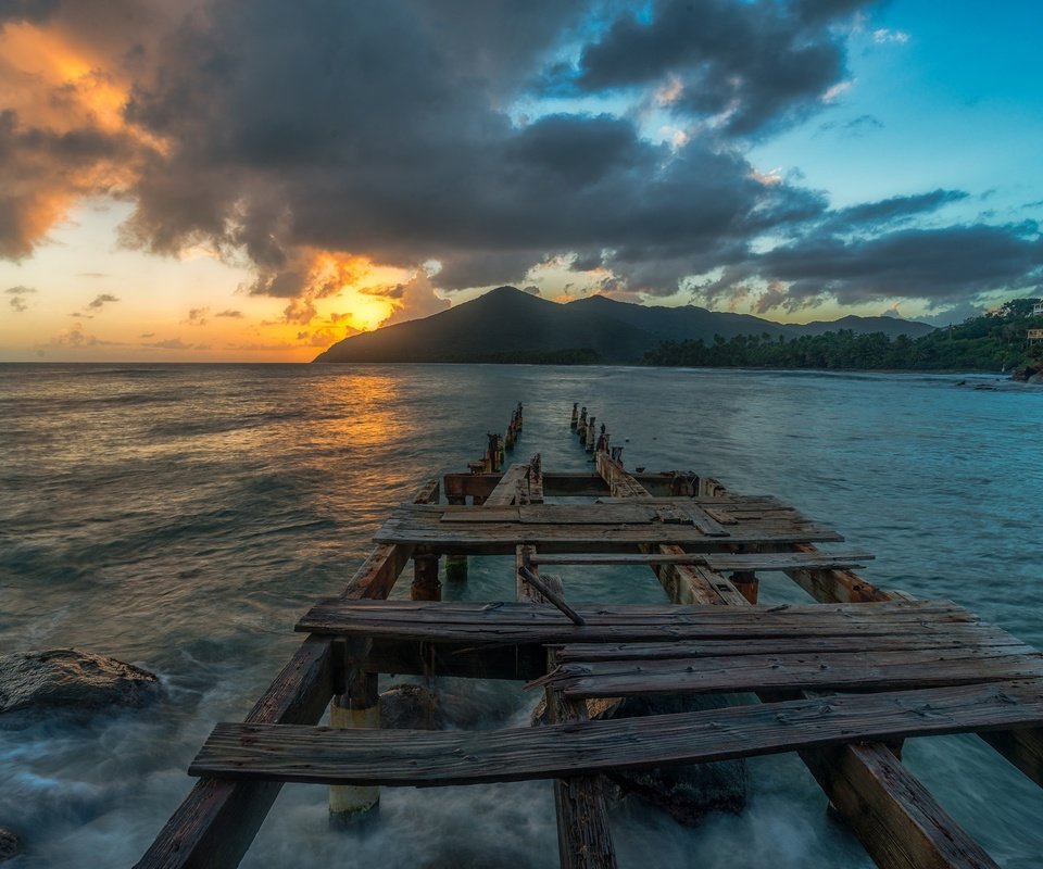 Обои небо, облака, скалы, волны, закат, горизонт, причал, the sky, clouds, rocks, wave, sunset, horizon, pier разрешение 2048x1367 Загрузить