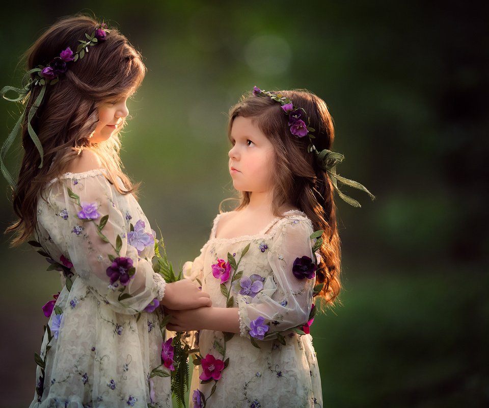 Обои цветы, настроение, фон, дети, волосы, лицо, девочки, венки, flowers, mood, background, children, hair, face, girls, wreaths разрешение 2048x1354 Загрузить