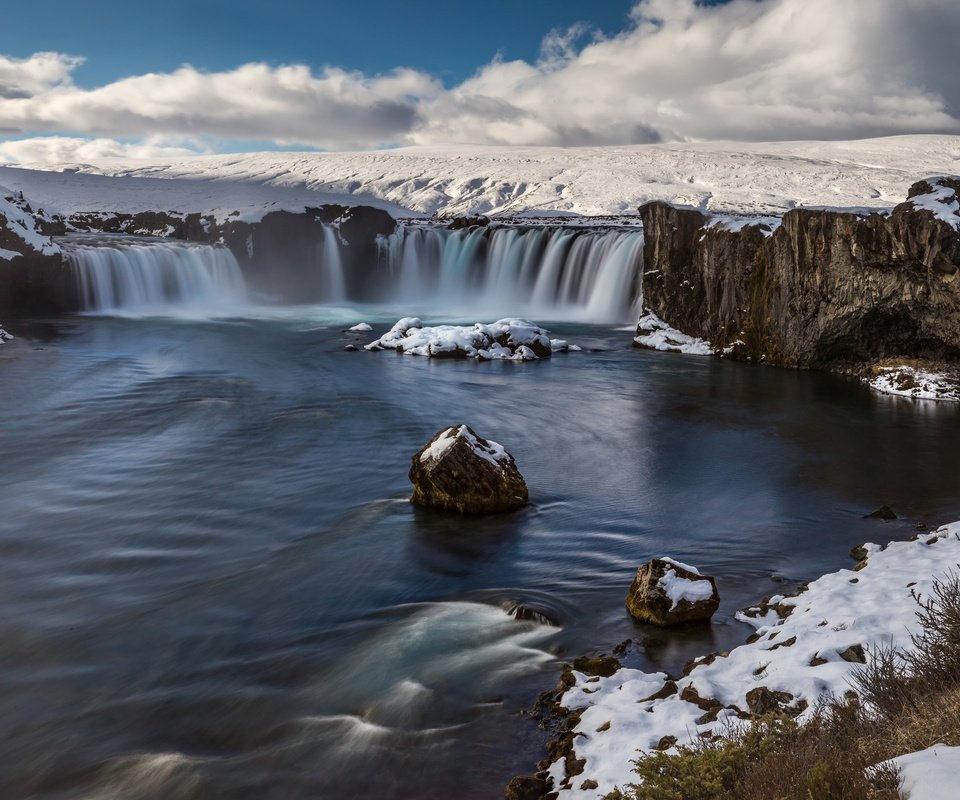 Обои облака, река, скалы, снег, камни, водопад, clouds, river, rocks, snow, stones, waterfall разрешение 2500x1555 Загрузить