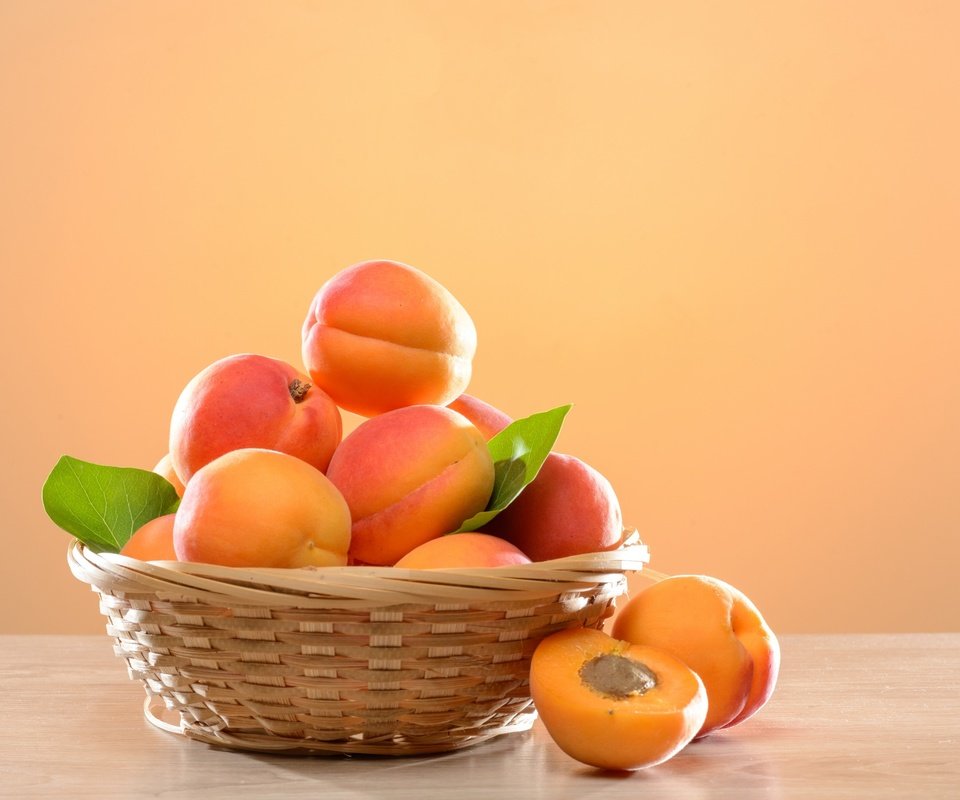 Обои фрукты, плоды, корзинка, абрикосы, fruit, basket, apricots разрешение 2880x1800 Загрузить