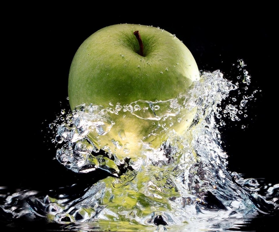 Обои вода, капли, фрукты, брызги, черный фон, яблоко, брызки, water, drops, fruit, squirt, black background, apple, the bryzkami разрешение 1920x1200 Загрузить