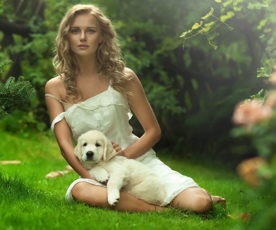 Обои лес, девушка, платье, блондинка, взгляд, щенок, пес, прическа, forest, girl, dress, blonde, look, puppy, dog, hairstyle разрешение 2560x1440 Загрузить