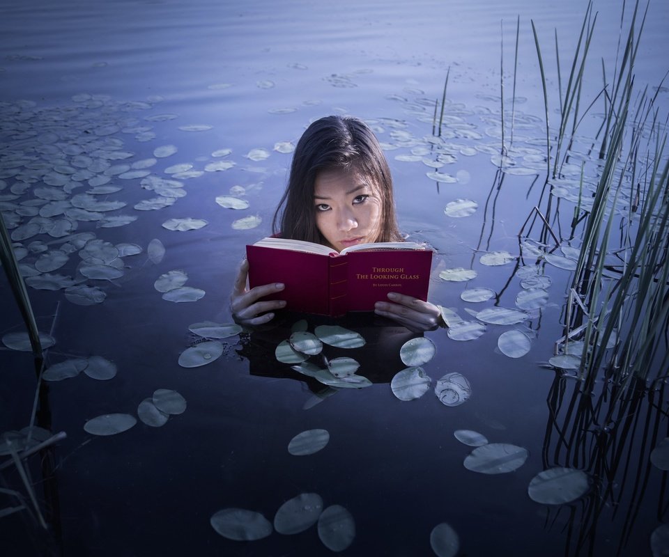 Обои озеро, природа, девушка, настроение, взгляд, книга, азиатка, lake, nature, girl, mood, look, book, asian разрешение 3600x2400 Загрузить