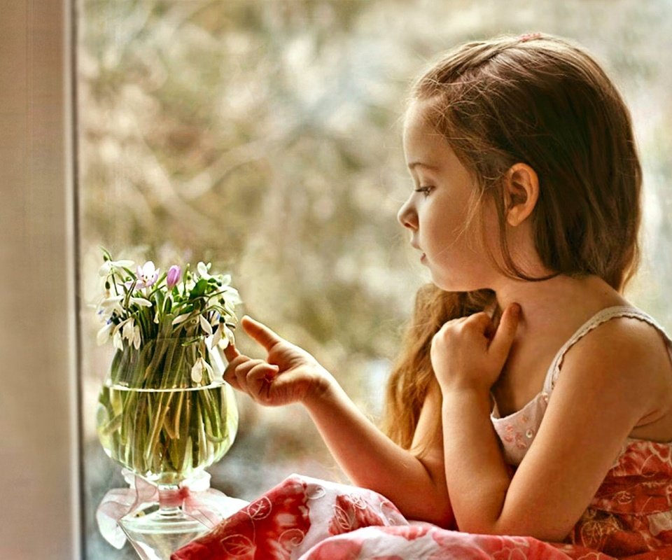 Обои цветы, дети, девочка, профиль, волосы, лицо, окно, flowers, children, girl, profile, hair, face, window разрешение 2080x1300 Загрузить