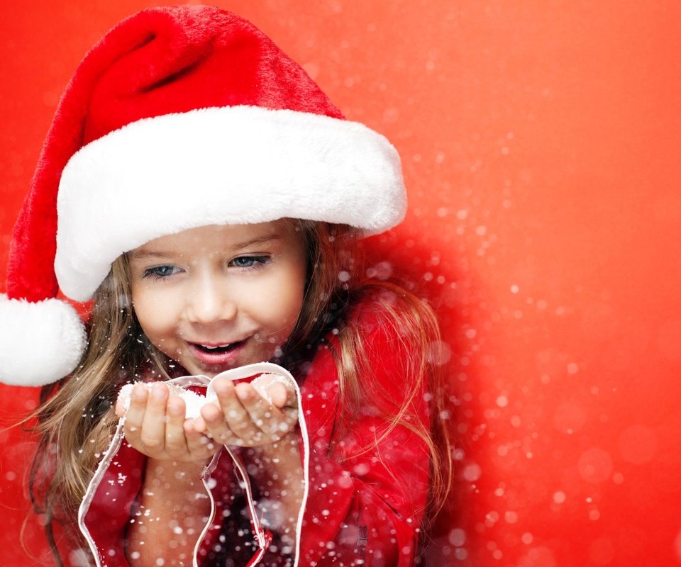 Обои новый год, дети, девочка, волосы, руки, новогодняя шапка, new year, children, girl, hair, hands, christmas hat разрешение 1920x1280 Загрузить