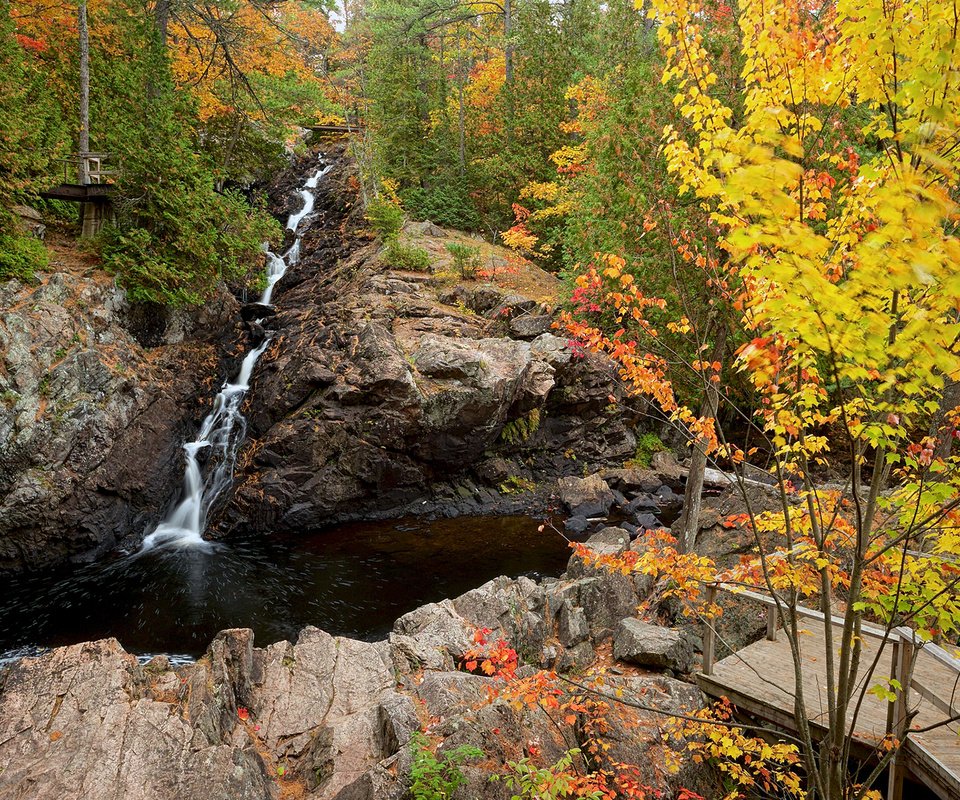 Обои река, скалы, природа, лес, водопад, осень, river, rocks, nature, forest, waterfall, autumn разрешение 1920x1200 Загрузить