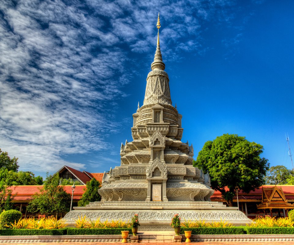 Обои небо, храм, пагода, камбоджа, пномпень, серебряная пагода, the sky, temple, pagoda, cambodia, phnom penh, silver pagoda разрешение 2048x1491 Загрузить