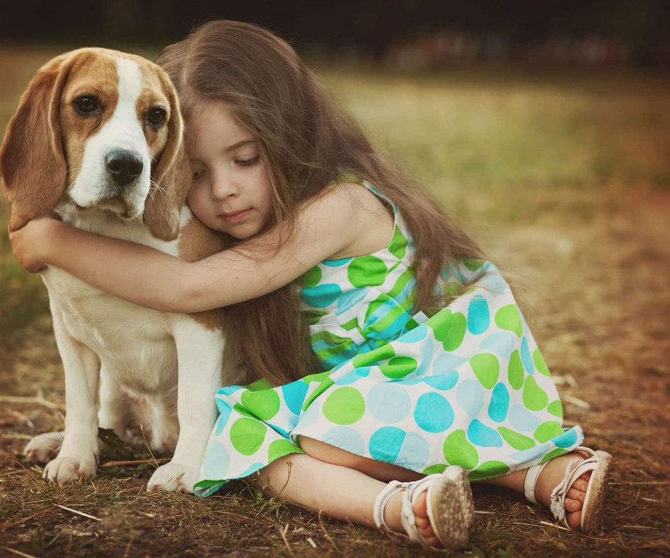Обои собака, девочка, ребенок, друзья, бигль, dog, girl, child, friends, beagle разрешение 1920x1200 Загрузить