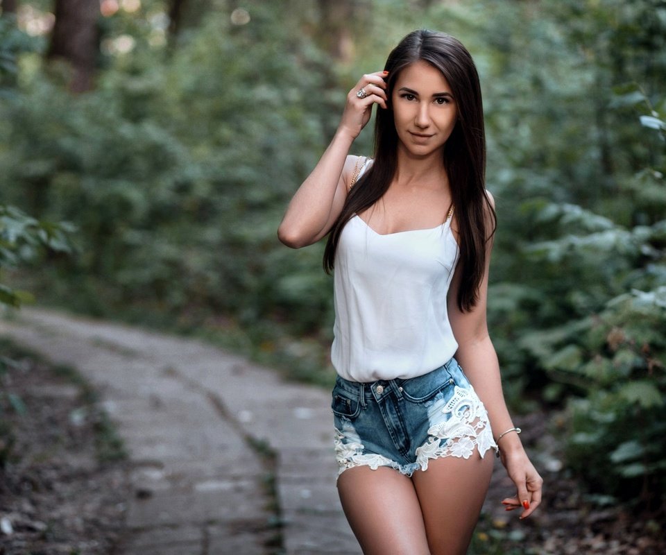 Обои деревья, девушка, улыбка, брюнетка, джинсовые шорты, trees, girl, smile, brunette, denim shorts разрешение 2560x1600 Загрузить