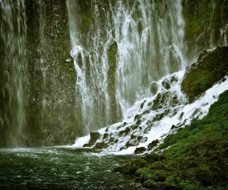 Обои горы, камни, водопад, поток, ущелье, мох, mountains, stones, waterfall, stream, gorge, moss разрешение 2560x1600 Загрузить