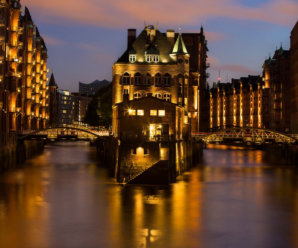 Обои ночь, огни, город, германия, гамбург, lena held, night, lights, the city, germany, hamburg разрешение 5472x3648 Загрузить