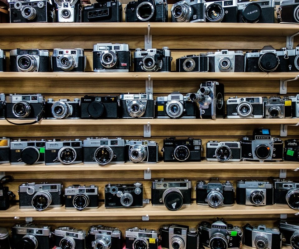 Обои фотоаппарат, много, коллекция, полки, фотоаппараты, the camera, a lot, collection, shelves, cameras разрешение 2048x1365 Загрузить