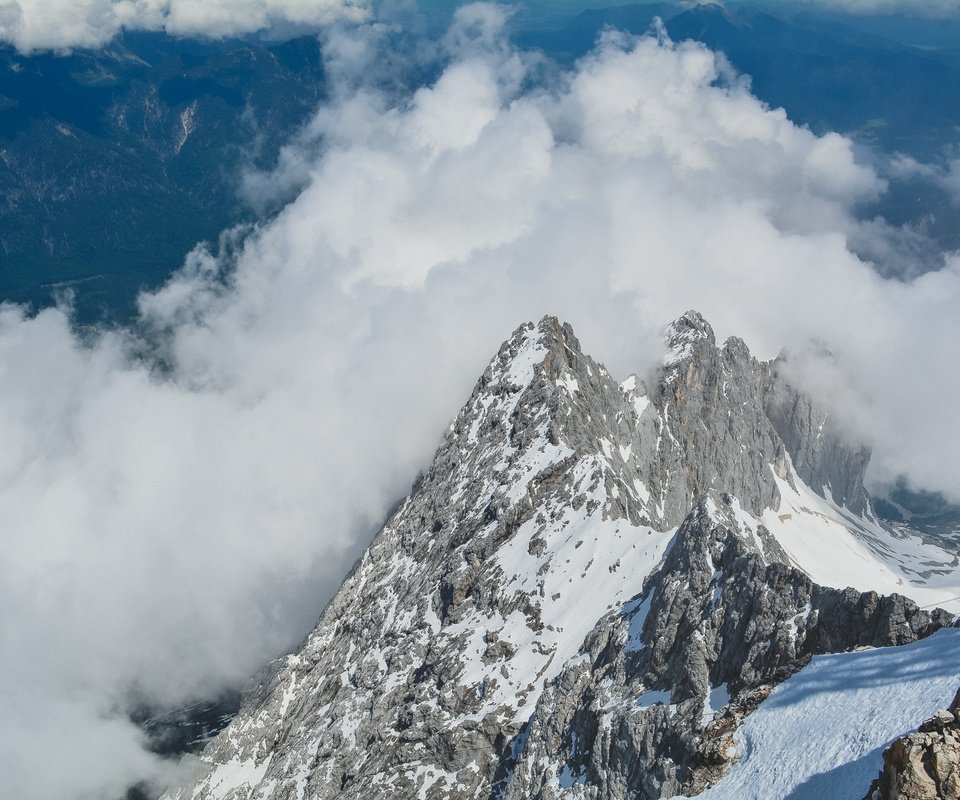 Обои облака, снег, зима, гора, альпы, вершина, горный хребет, clouds, snow, winter, mountain, alps, top, mountain range разрешение 4496x3000 Загрузить