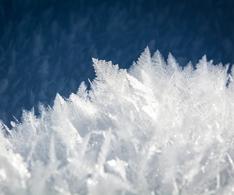 Обои снег, природа, зима, кристаллы, крупным планом, snow, nature, winter, crystals, closeup разрешение 2000x1333 Загрузить