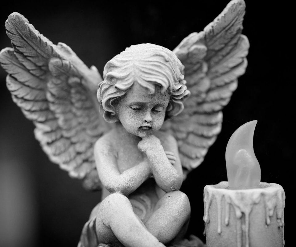 Обои чёрно-белое, крылья, ангел, статуя, свеча, ангелочек, black and white, wings, angel, statue, candle разрешение 1920x1200 Загрузить