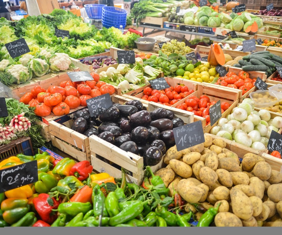 Обои рынок, овощи, помидоры, баклажаны, капуста, картофель, перцы, ценник, market, vegetables, tomatoes, eggplant, cabbage, potatoes, peppers, the price tag разрешение 7360x4912 Загрузить