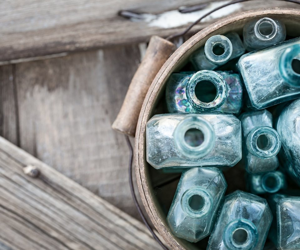 Обои фон, стекло, бутылки, ведро, деревянная поверхность, background, glass, bottle, bucket, wooden surface разрешение 2048x1365 Загрузить