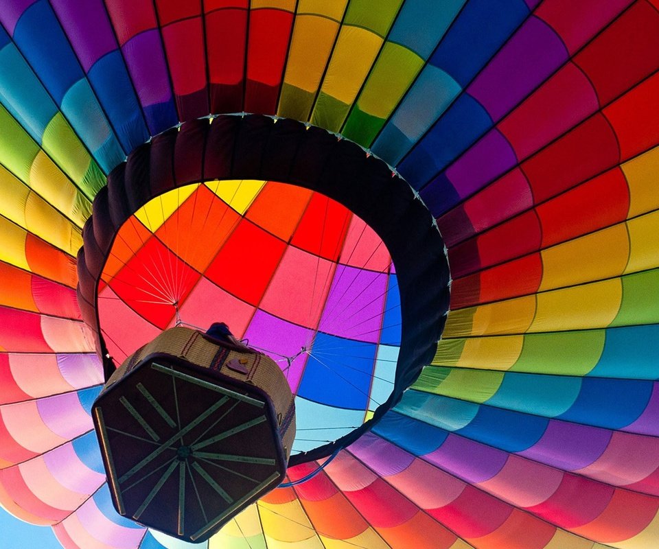 Обои небо, полет, разноцветный, корзина, воздушный шар, the sky, flight, colorful, basket, balloon разрешение 2560x1440 Загрузить