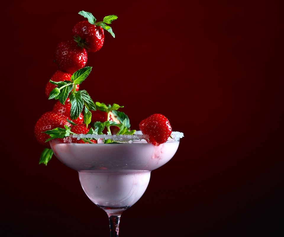 Обои листья, ягода, клубника, бокал, коктейль, leaves, berry, strawberry, glass, cocktail разрешение 3584x2942 Загрузить