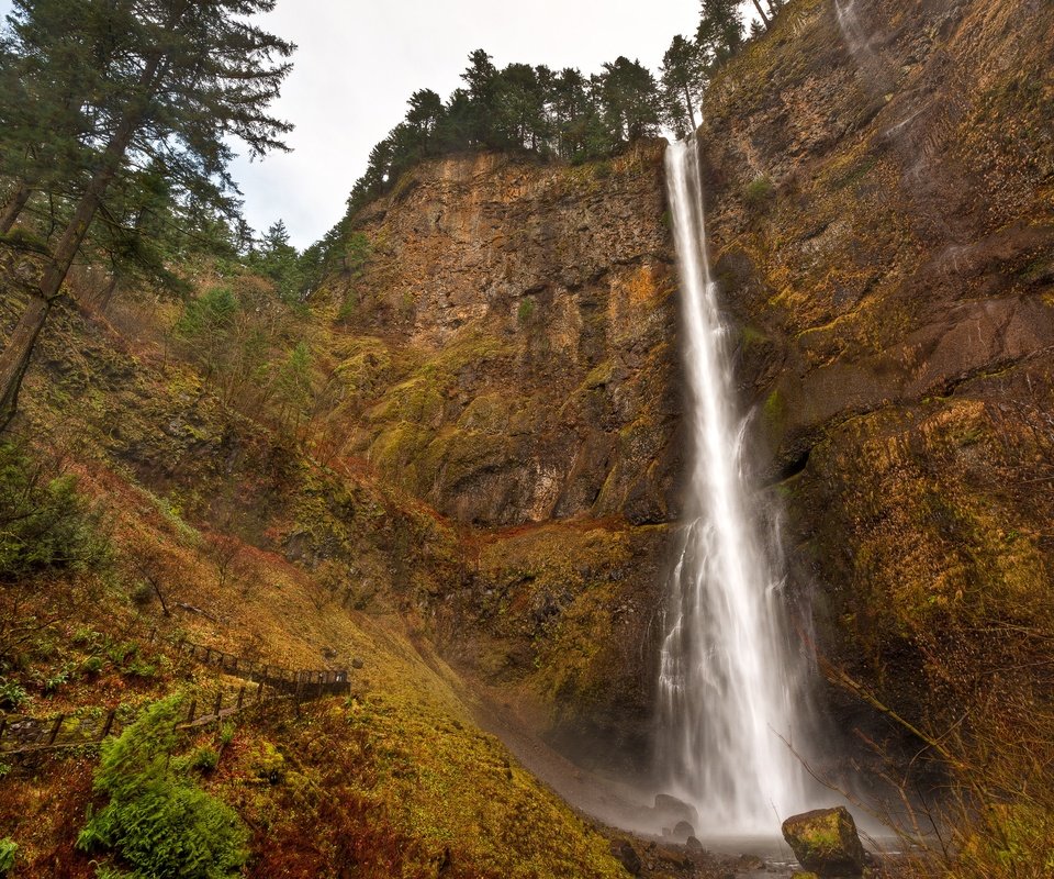 Обои деревья, скалы, водопад, сша, орегон, multnomah falls, водопад мультномах, trees, rocks, waterfall, usa, oregon разрешение 4077x2713 Загрузить