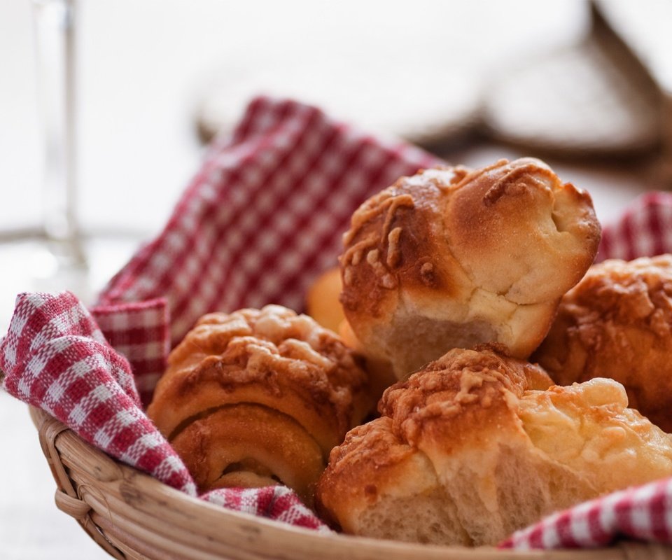 Обои салфетка, выпечка, корзинка, булочки, сдоба, napkin, cakes, basket, buns, muffin разрешение 1920x1300 Загрузить