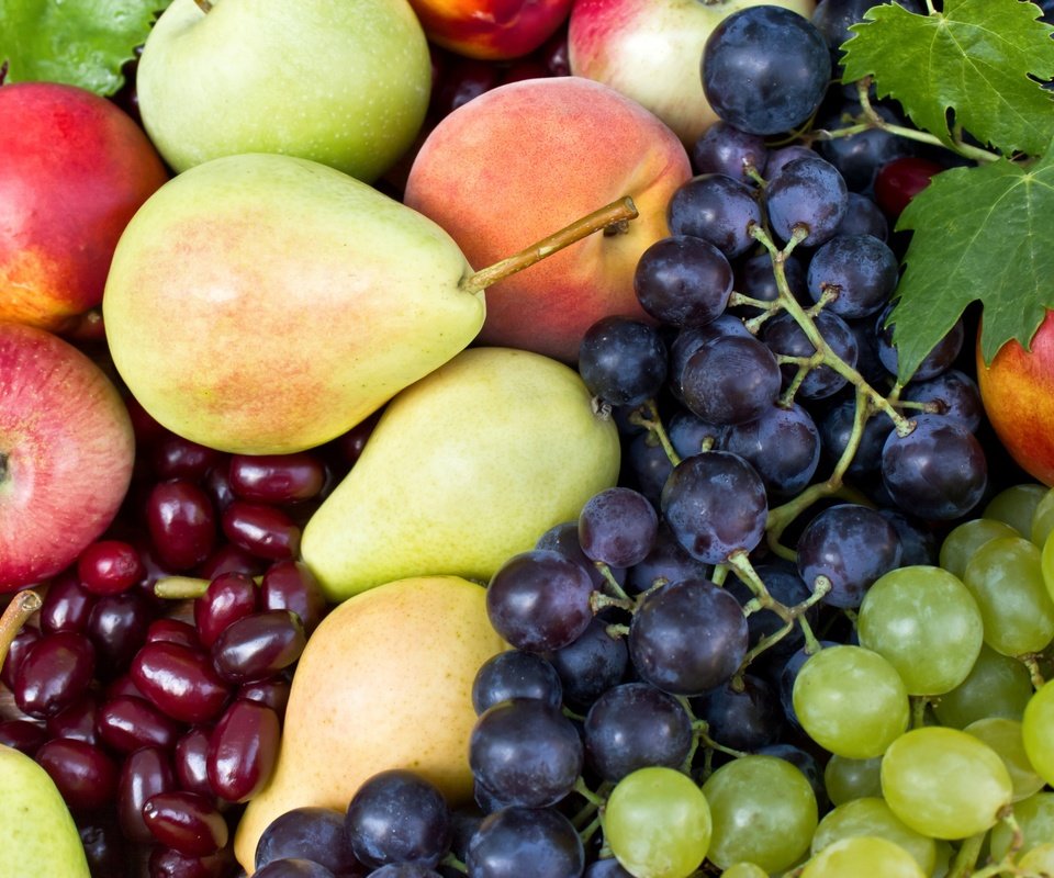 Обои виноград, фрукты, яблоки, груши, grapes, fruit, apples, pear разрешение 2560x1706 Загрузить