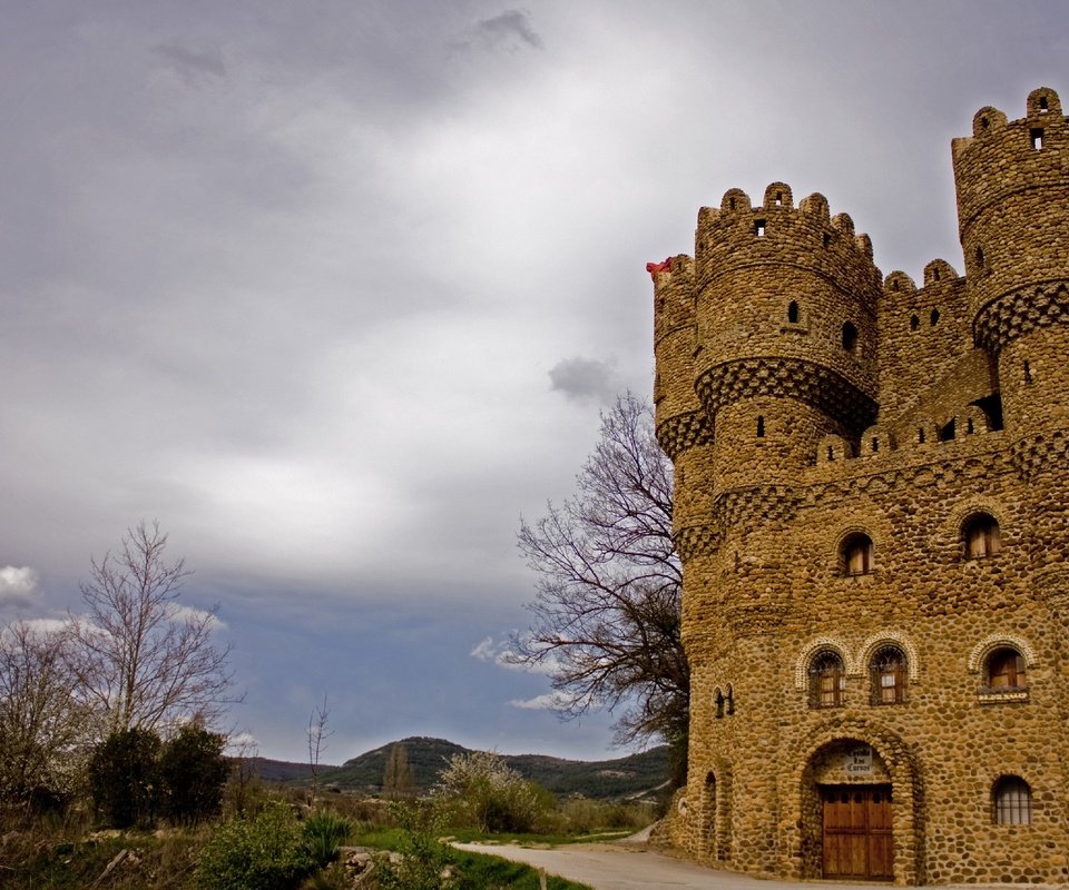 Обои дорога, облака, деревья, замок, испания, castillo las cuevas, castillo de las cuevas, замок пещеры, road, clouds, trees, castle, spain разрешение 2917x1920 Загрузить