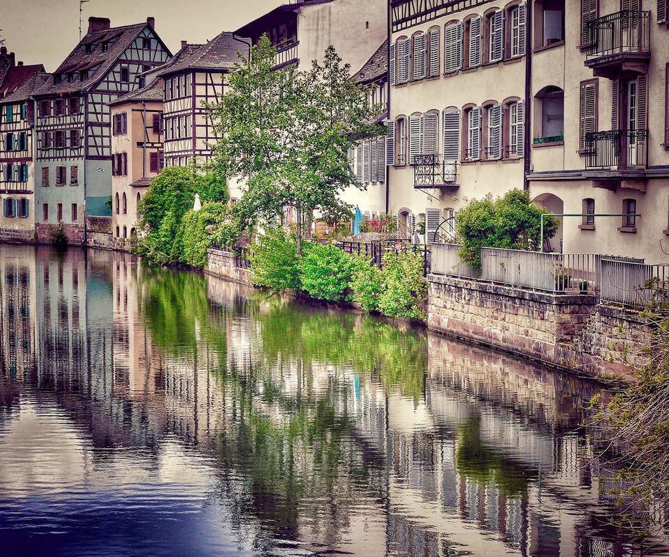 Обои река, город, европа, франция, страсбург, river, the city, europe, france, strasbourg разрешение 1920x1200 Загрузить