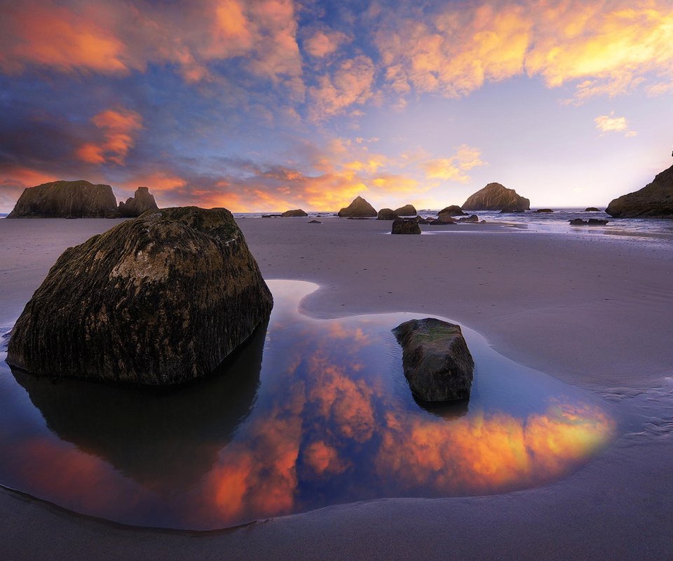 Обои небо, облака, камни, закат, пейзаж, море, пляж, the sky, clouds, stones, sunset, landscape, sea, beach разрешение 1920x1200 Загрузить