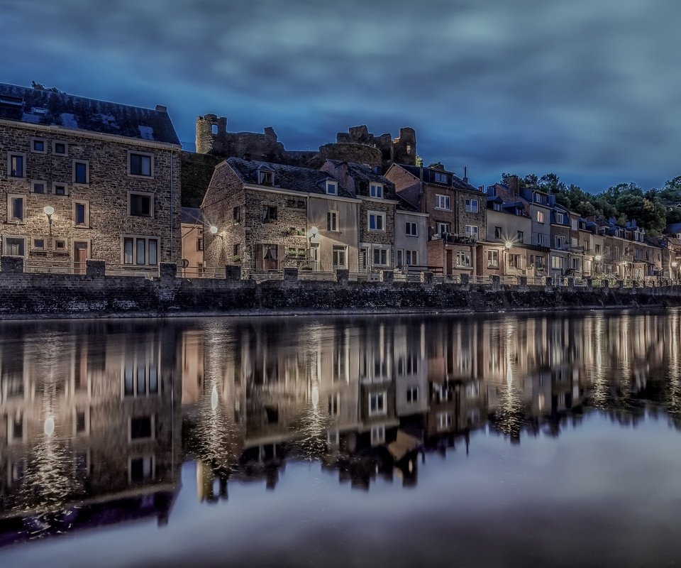 Обои отражение, город, люксембург, бельгия, ларош, reflection, the city, luxembourg, belgium, laroche разрешение 2048x1287 Загрузить