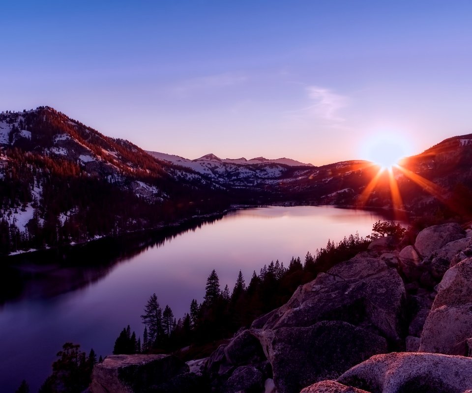 Обои вода, вечер, озеро, горы, камни, закат, валуны, water, the evening, lake, mountains, stones, sunset, boulders разрешение 1999x1333 Загрузить