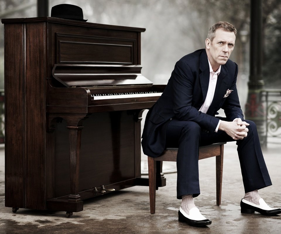 Обои поза, взгляд, актёр, лицо, хью лори, пианино, pose, look, actor, face, hugh laurie, piano разрешение 3840x2563 Загрузить