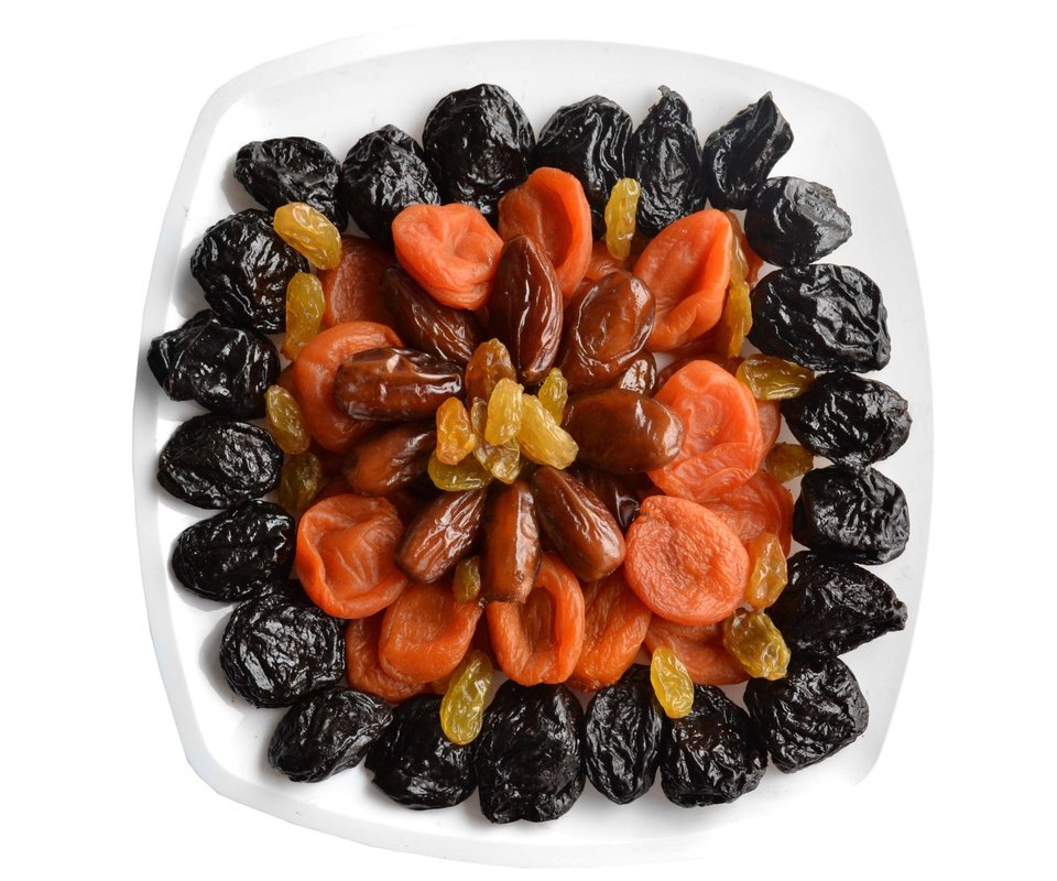 Обои белый фон, изюм, курага, сухофрукты, финики, чернослив, white background, raisins, dried apricots, dried fruits, dates, prunes разрешение 4000x2500 Загрузить