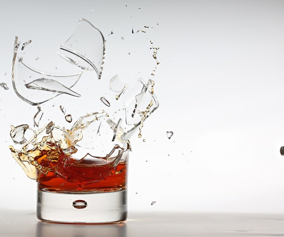 Обои напиток, брызги, скорость, осколки, стекло, стакан, пуля, виски, drink, squirt, speed, fragments, glass, bullet, whiskey разрешение 2499x1645 Загрузить