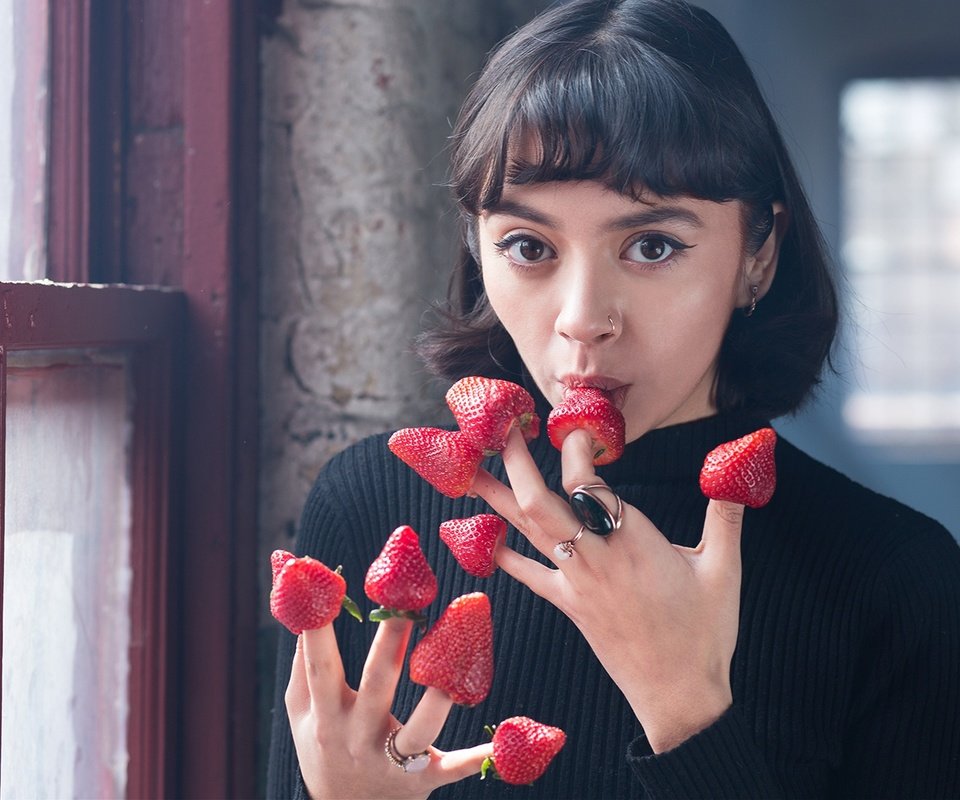 Обои девушка, клубника, взгляд, ягоды, руки, пальцы, кольца, girl, strawberry, look, berries, hands, fingers, ring разрешение 1920x1280 Загрузить