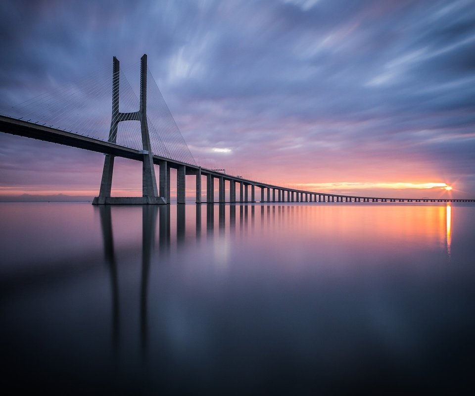 Обои небо, мост, португалия, лиссабон, вантовый мост, vasco da gama bridge, мост васко да гама, the sky, bridge, portugal, lisbon, cable-stayed bridge, bridge vasco da gama разрешение 2048x1366 Загрузить