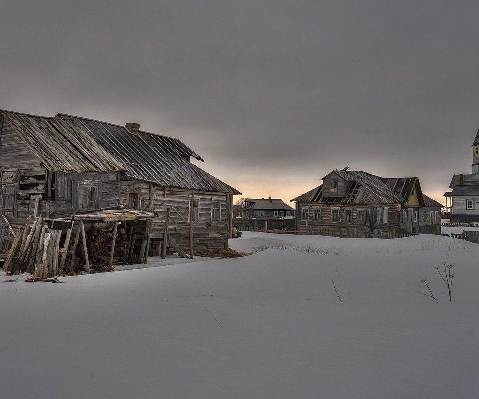 Обои снег, зима, утро, деревня, дома, церковь, мурманская область, snow, winter, morning, village, home, church, murmansk oblast разрешение 2390x1400 Загрузить