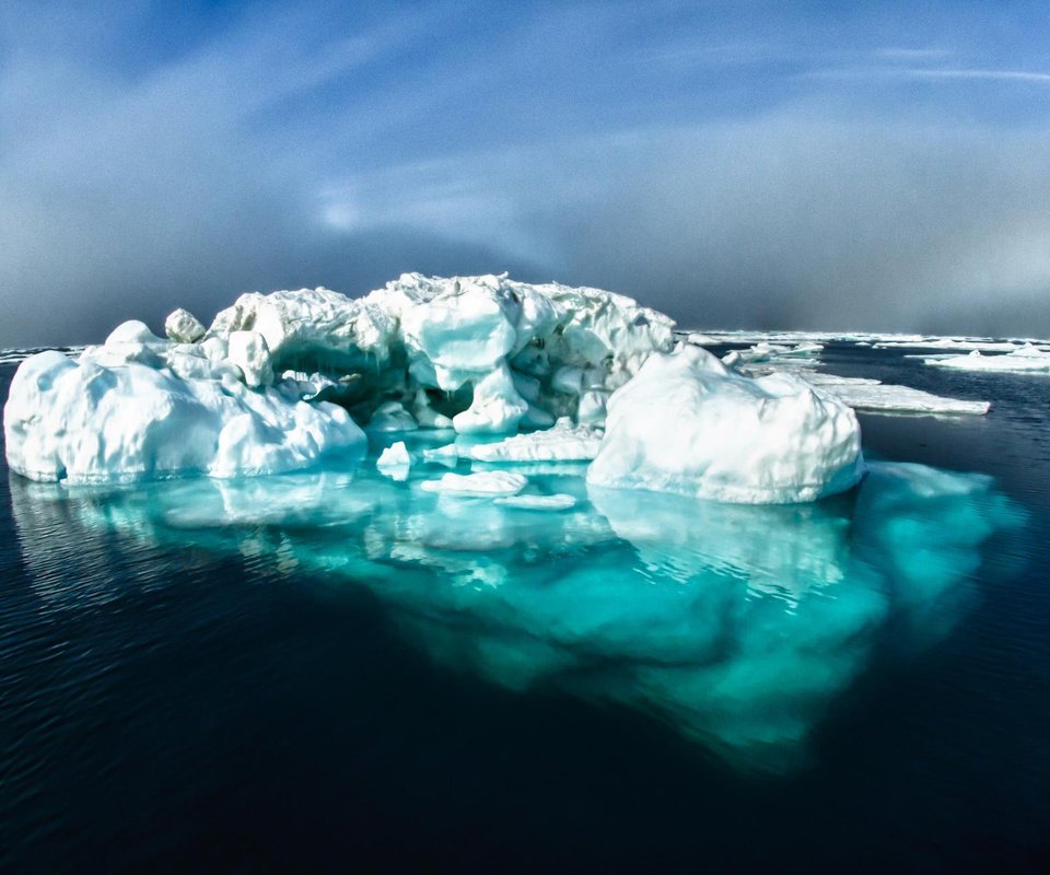 Обои небо, облака, вода, природа, зима, море, лёд, айсберг, the sky, clouds, water, nature, winter, sea, ice, iceberg разрешение 2048x1326 Загрузить