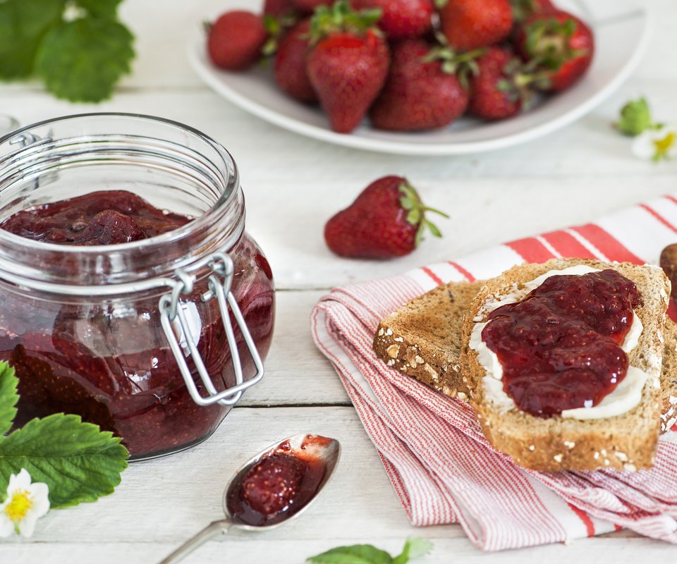 Обои клубника, бутерброд, джем, хлеб, ягоды, баночка, варенье, strawberry, sandwich, jam, bread, berries, jar разрешение 3840x2400 Загрузить